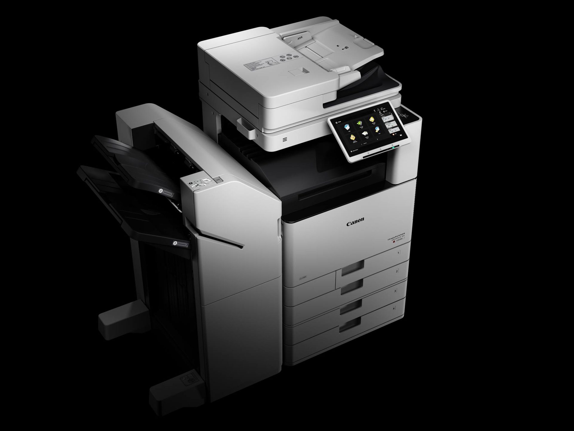 Nahaufnahme eines modernen Druckers mit Touchscreen-Oberfläche in einer professionellen Büroumgebung.